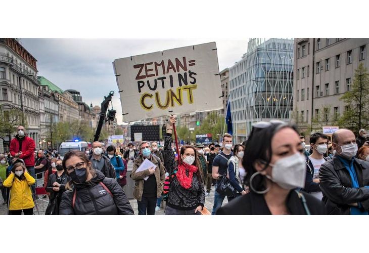 Хиляди чехи протестираха срещу президента Земан Хиляди чехи протестираха срещу президента Земан